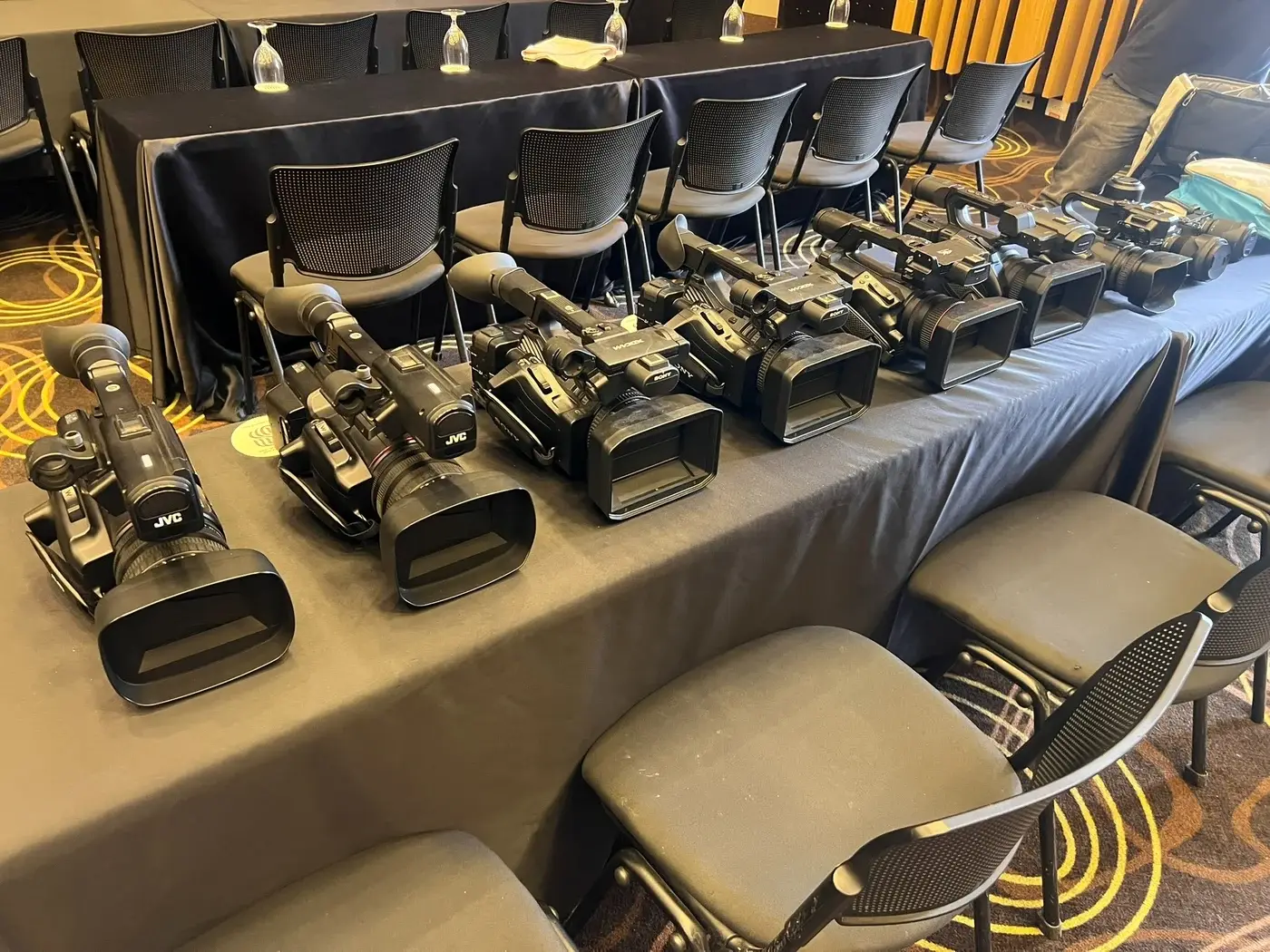 Cámaras profesionales listas antes de un evento