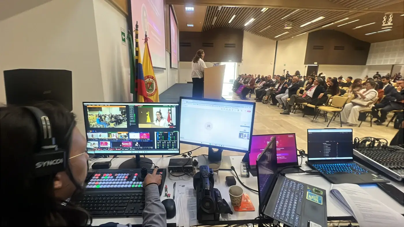 Mesa de control frente al auditorio de un evento institucional